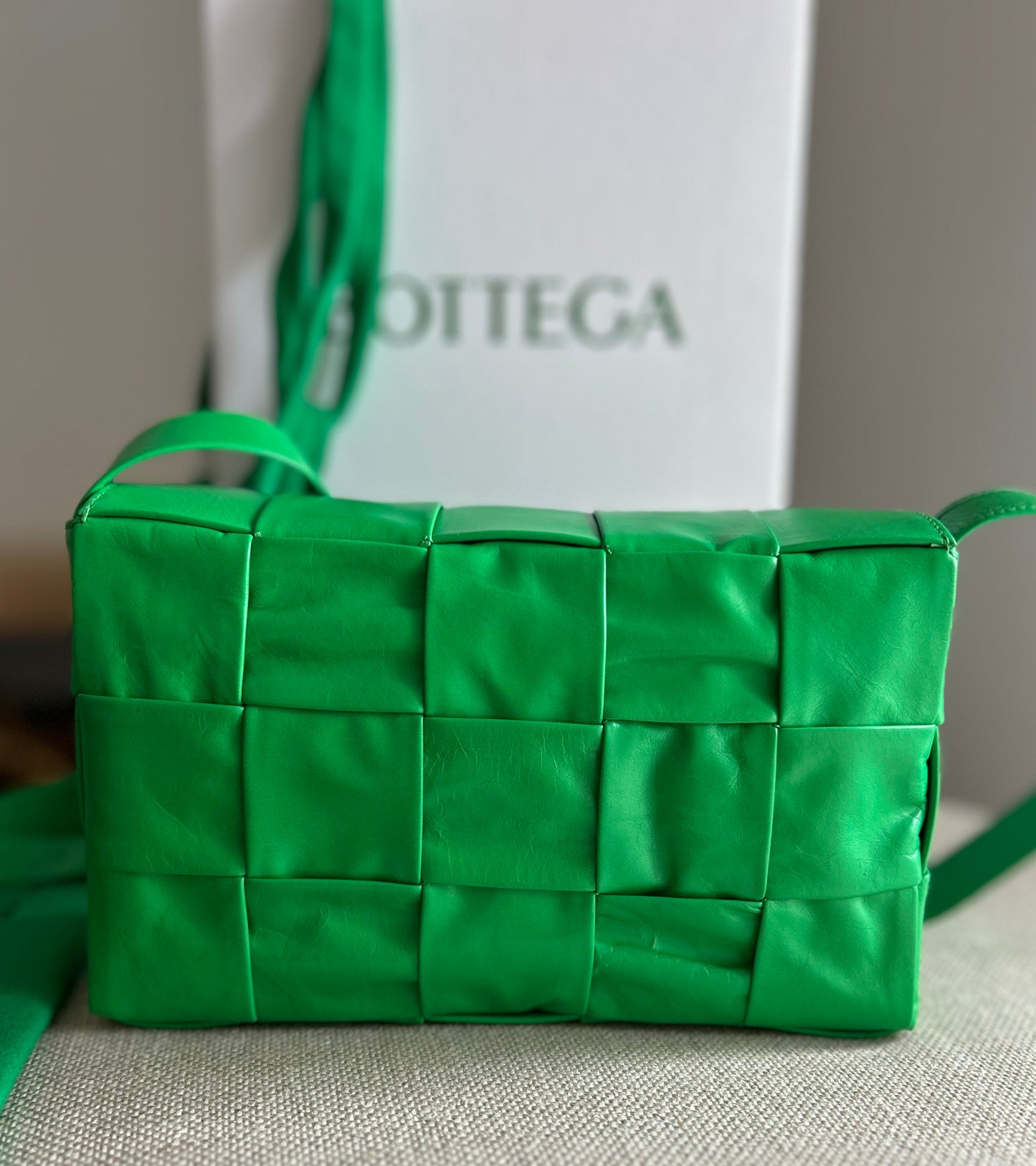 Bottega Veneta Cassette, Intrecciato - Medium