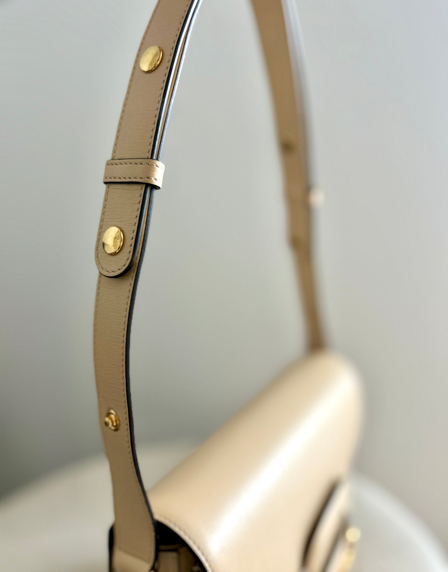 GUCCI
Azalea Calfskin Horsebit 1955 Shoulder Bag- Cream