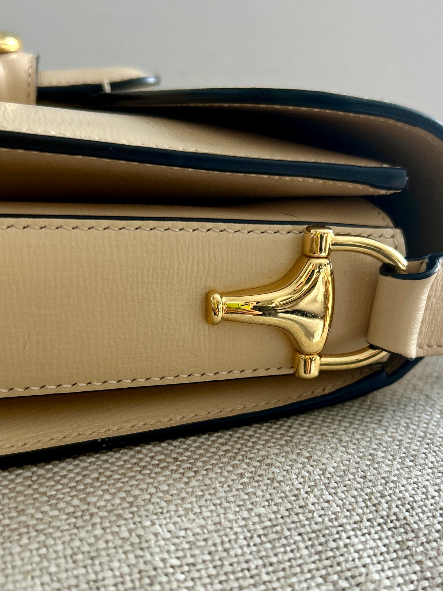 GUCCI
Azalea Calfskin Horsebit 1955 Shoulder Bag- Cream