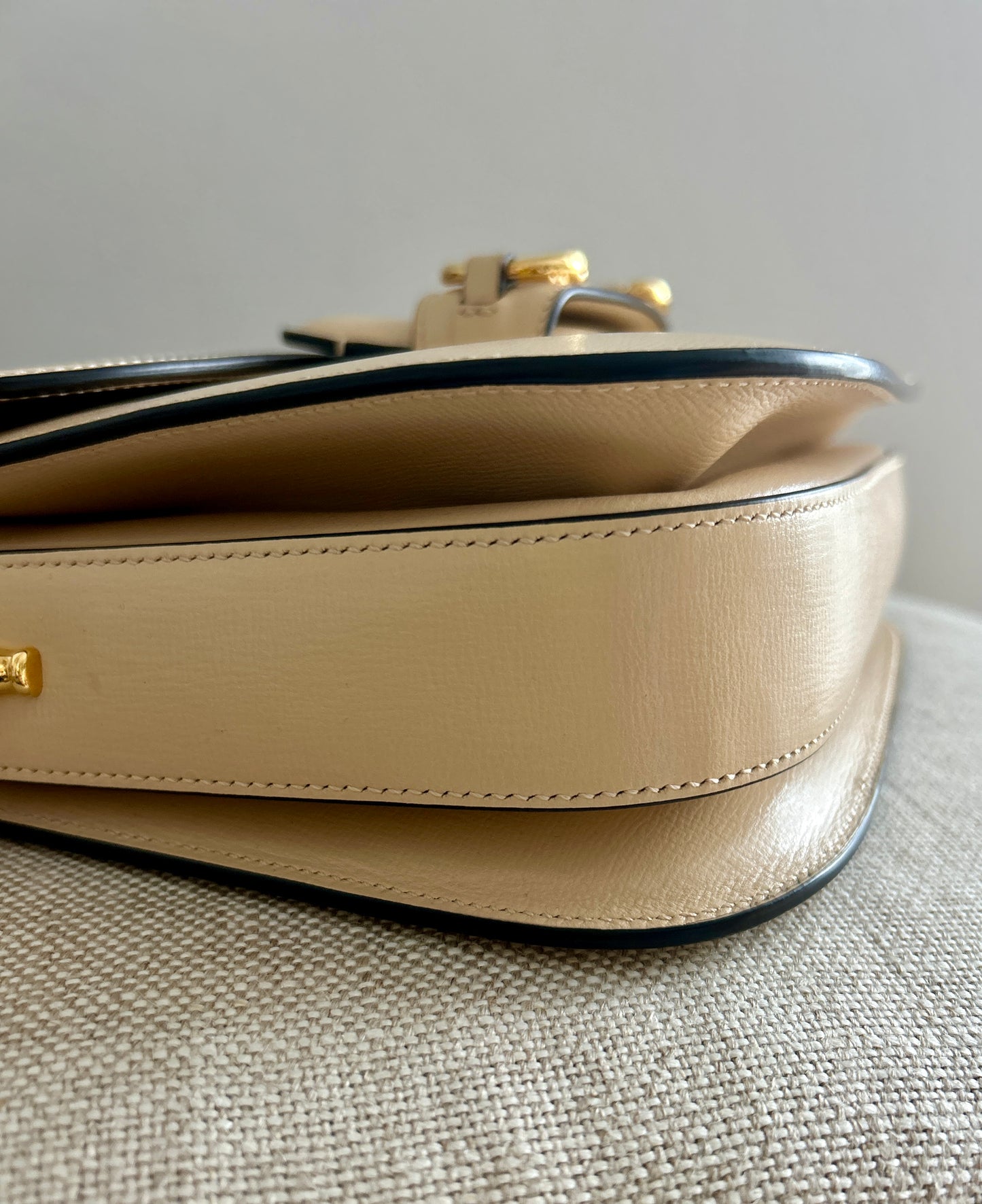 GUCCI
Azalea Calfskin Horsebit 1955 Shoulder Bag- Cream