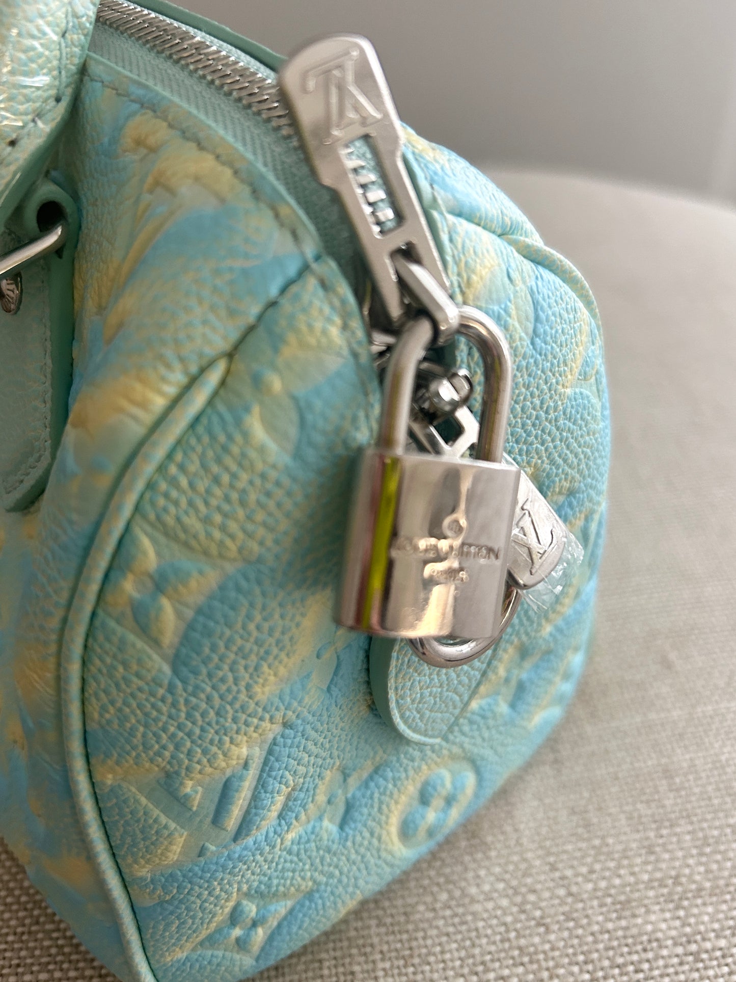 LOUIS VUITTON
Empreinte Monogram Summer Stardust Speedy 20 Water Green (Limited Edition)