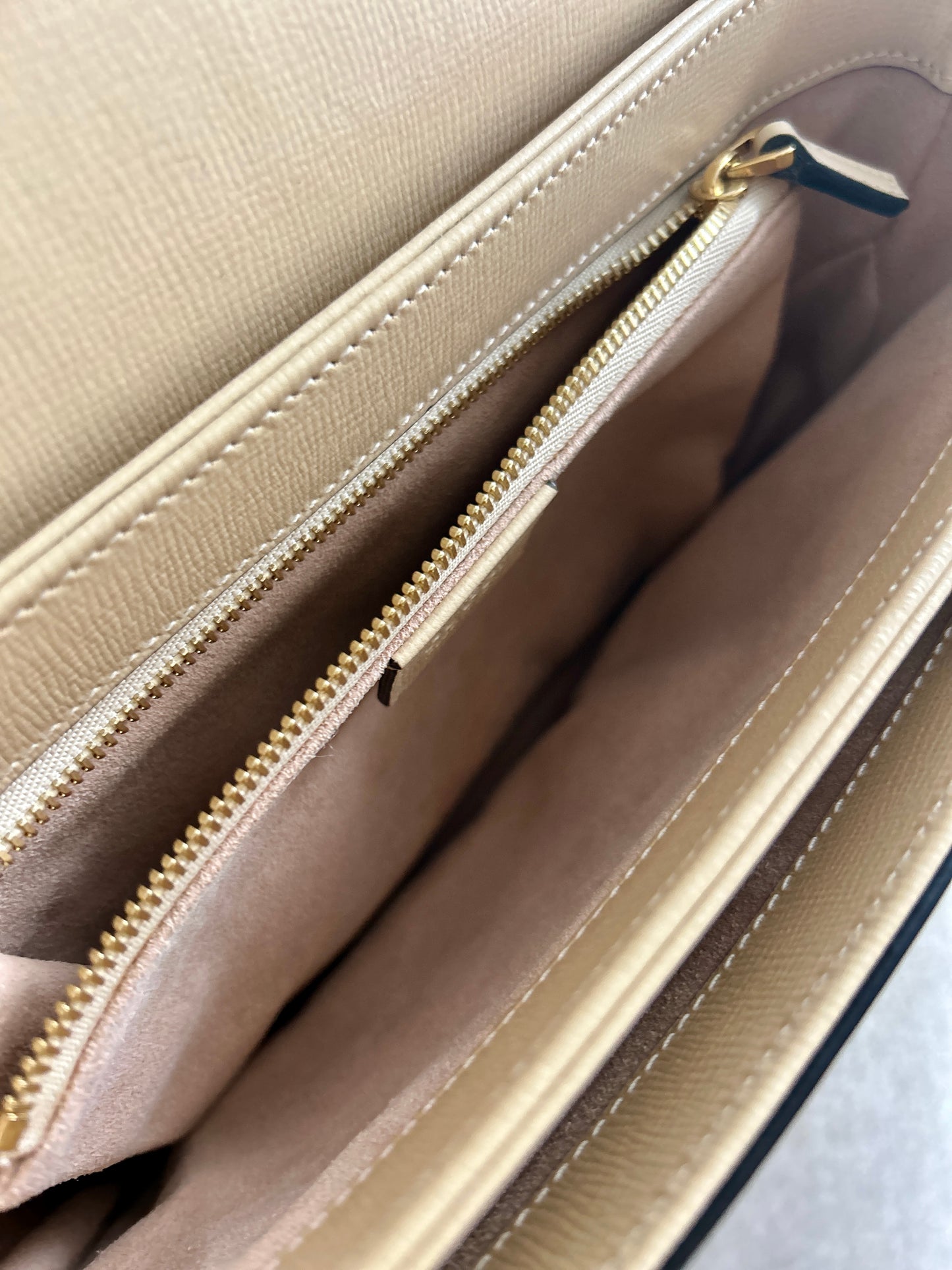 GUCCI
Azalea Calfskin Horsebit 1955 Shoulder Bag- Cream