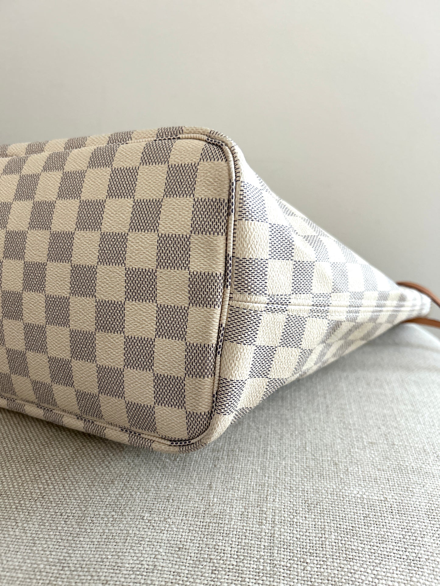 Louis Vuitton Neverfull in Damier Azure MM (microchipped)