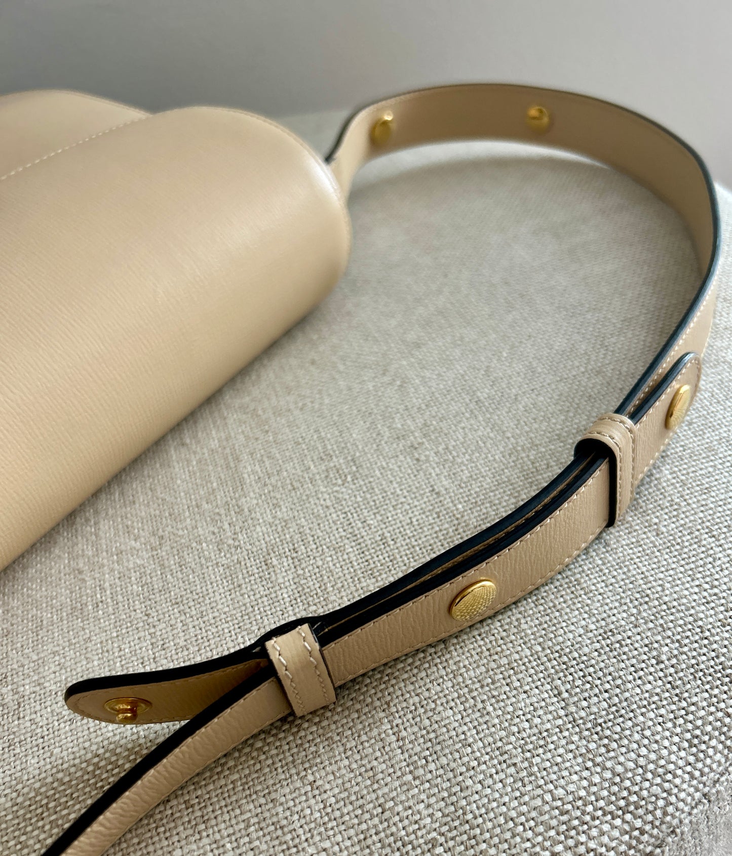 GUCCI
Azalea Calfskin Horsebit 1955 Shoulder Bag- Cream