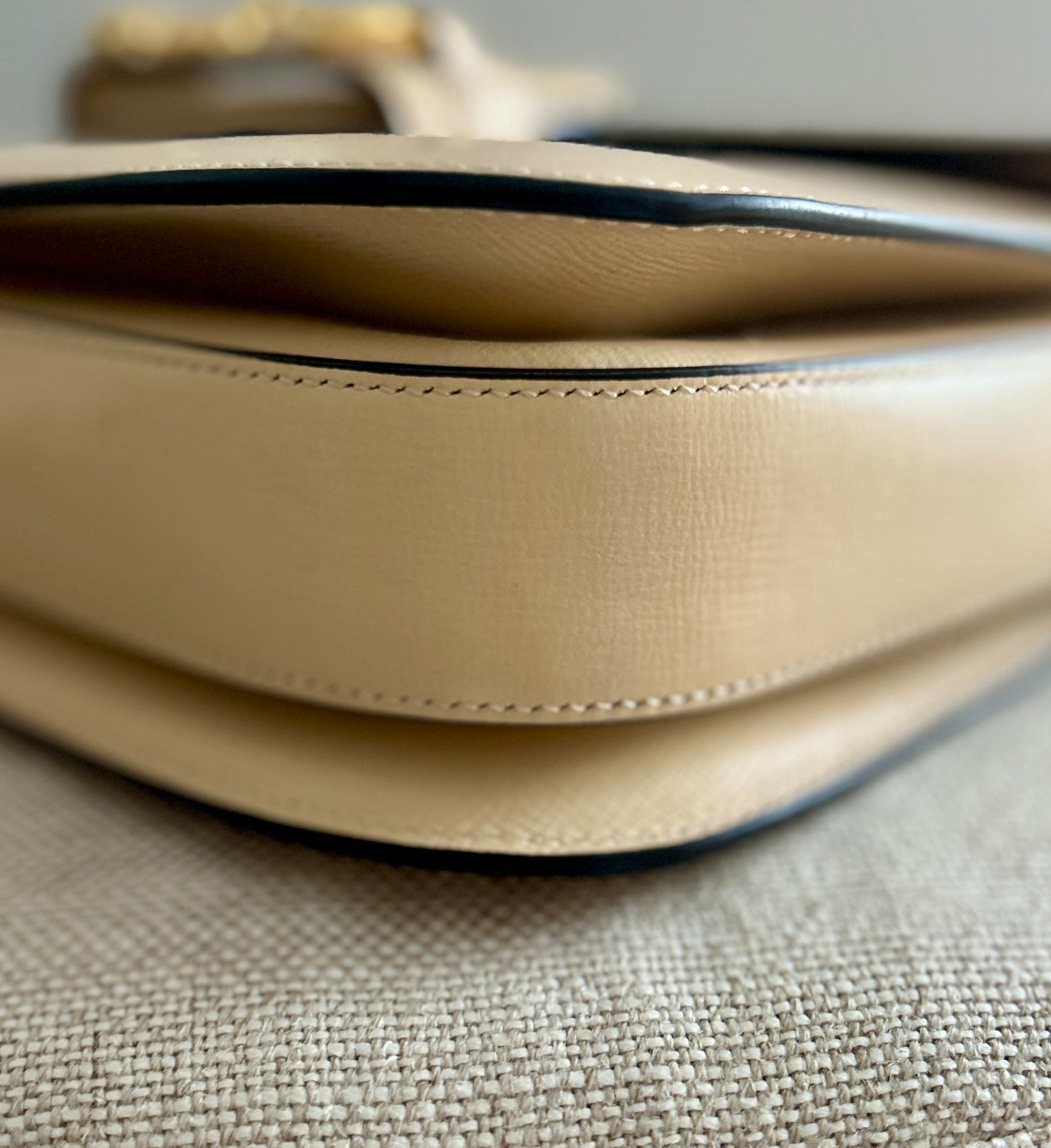GUCCI
Azalea Calfskin Horsebit 1955 Shoulder Bag- Cream
