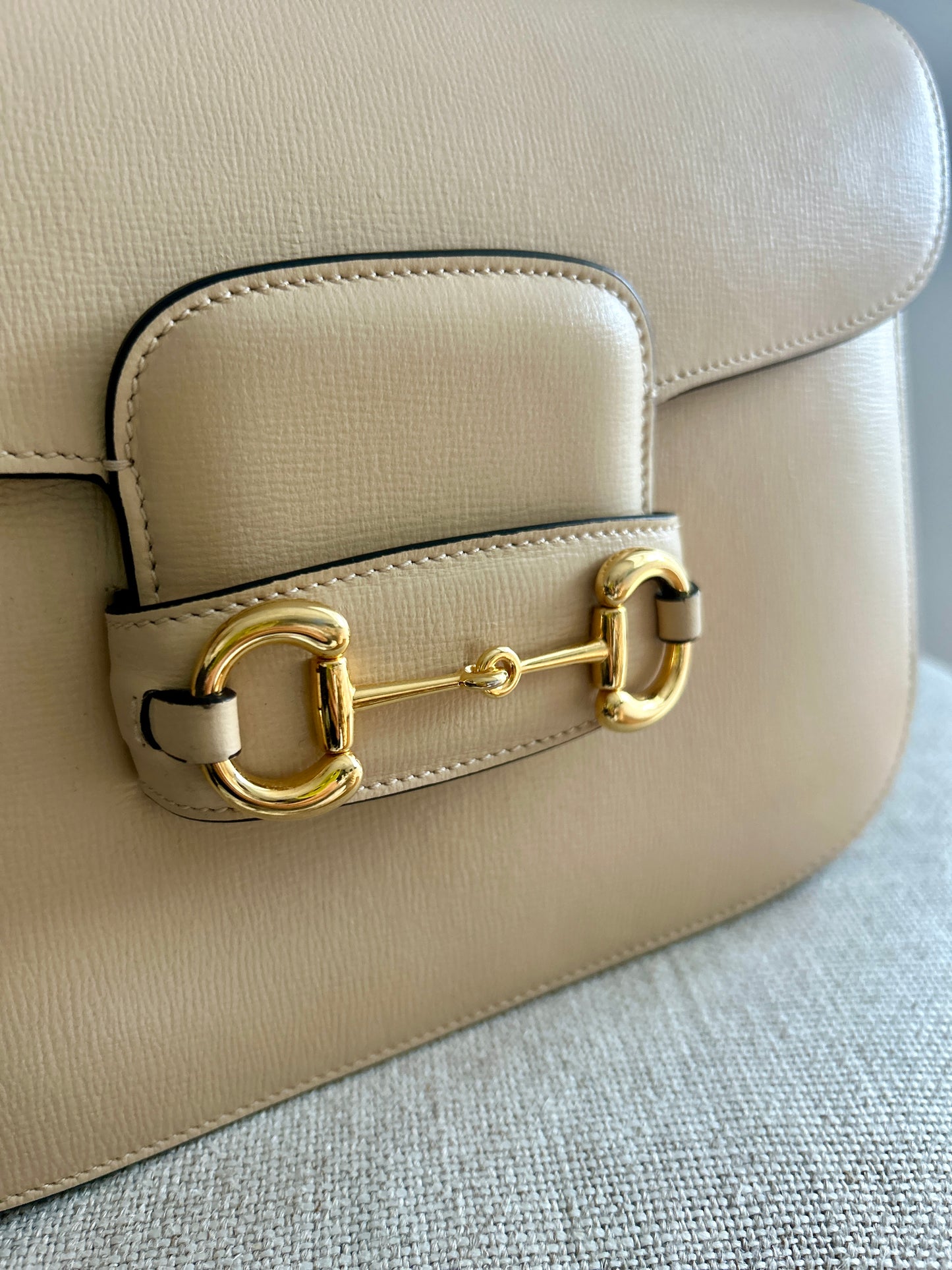 GUCCI
Azalea Calfskin Horsebit 1955 Shoulder Bag- Cream