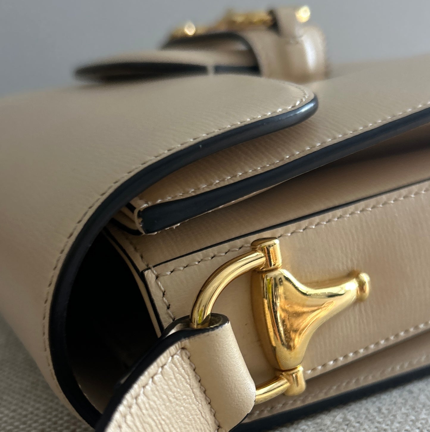 GUCCI
Azalea Calfskin Horsebit 1955 Shoulder Bag- Cream