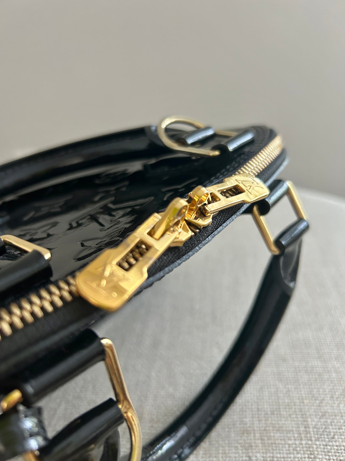 LOUIS VUITTON
Vernis Alma BB Noir Magnetique