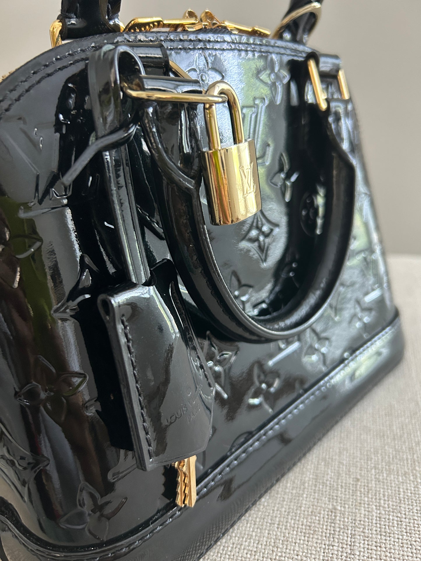LOUIS VUITTON
Vernis Alma BB Noir Magnetique
