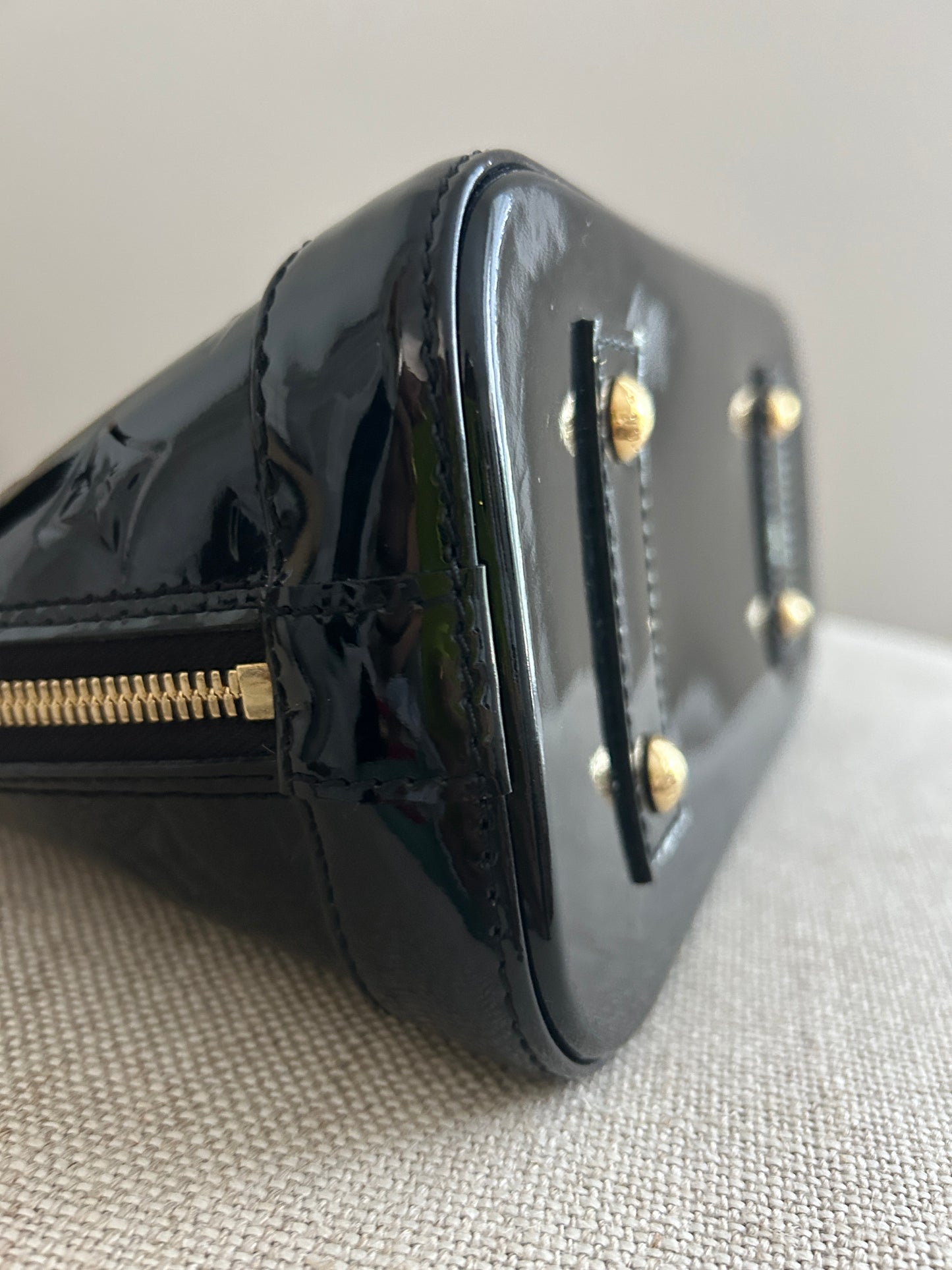 LOUIS VUITTON
Vernis Alma BB Noir Magnetique