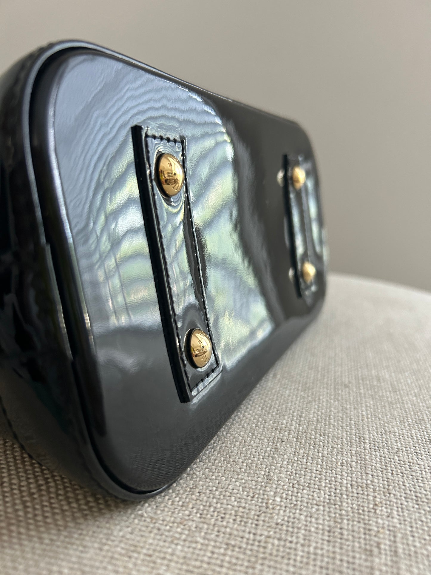 LOUIS VUITTON
Vernis Alma BB Noir Magnetique