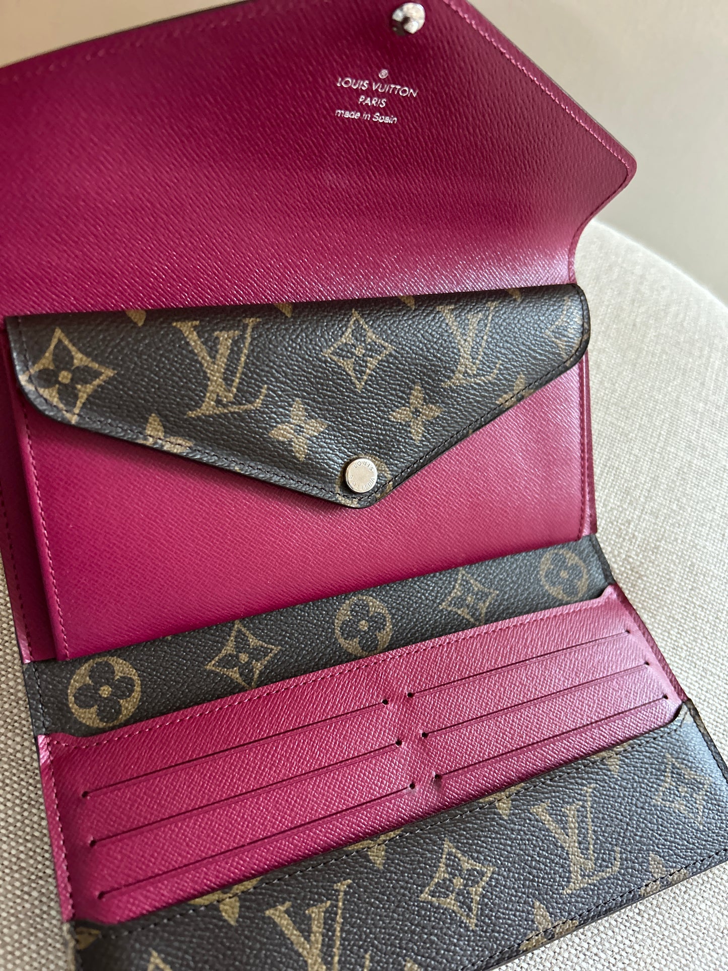 LOUIS VUITTON
Monogram Epi Marie-Lou Long Wallet Fuchsia (Pivone)