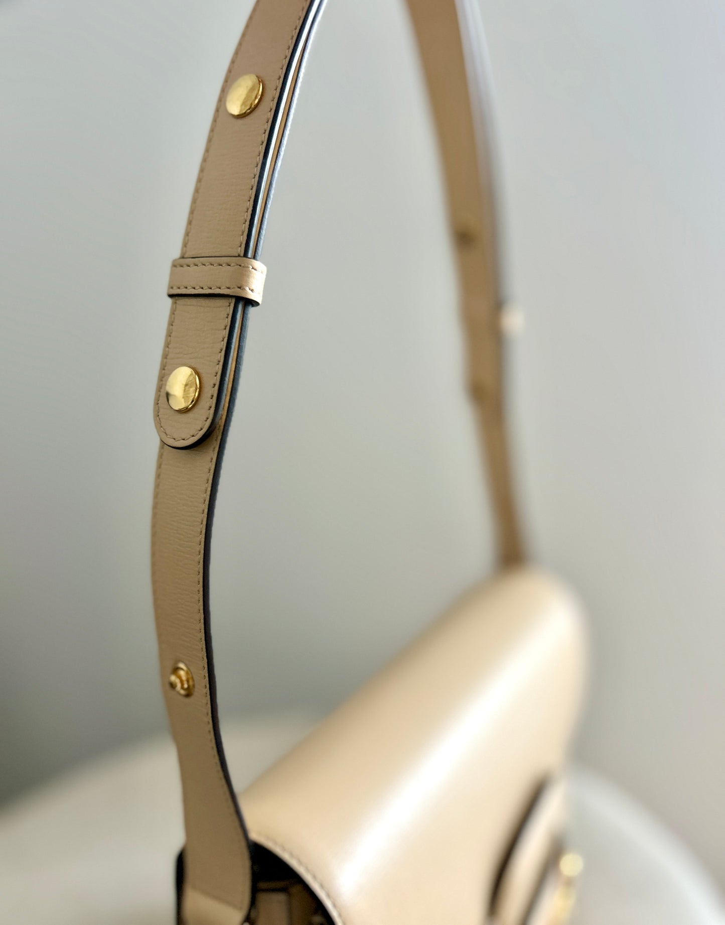 GUCCI 
Azalea Calfskin Horsebit 1955 Shoulder Bag- Cream