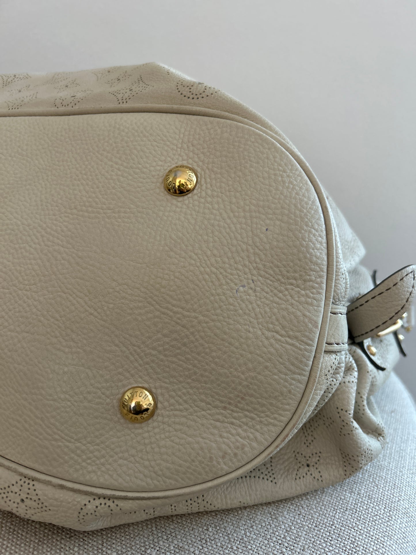 Gris Pearl Mahina Louis Vuitton L Hobo