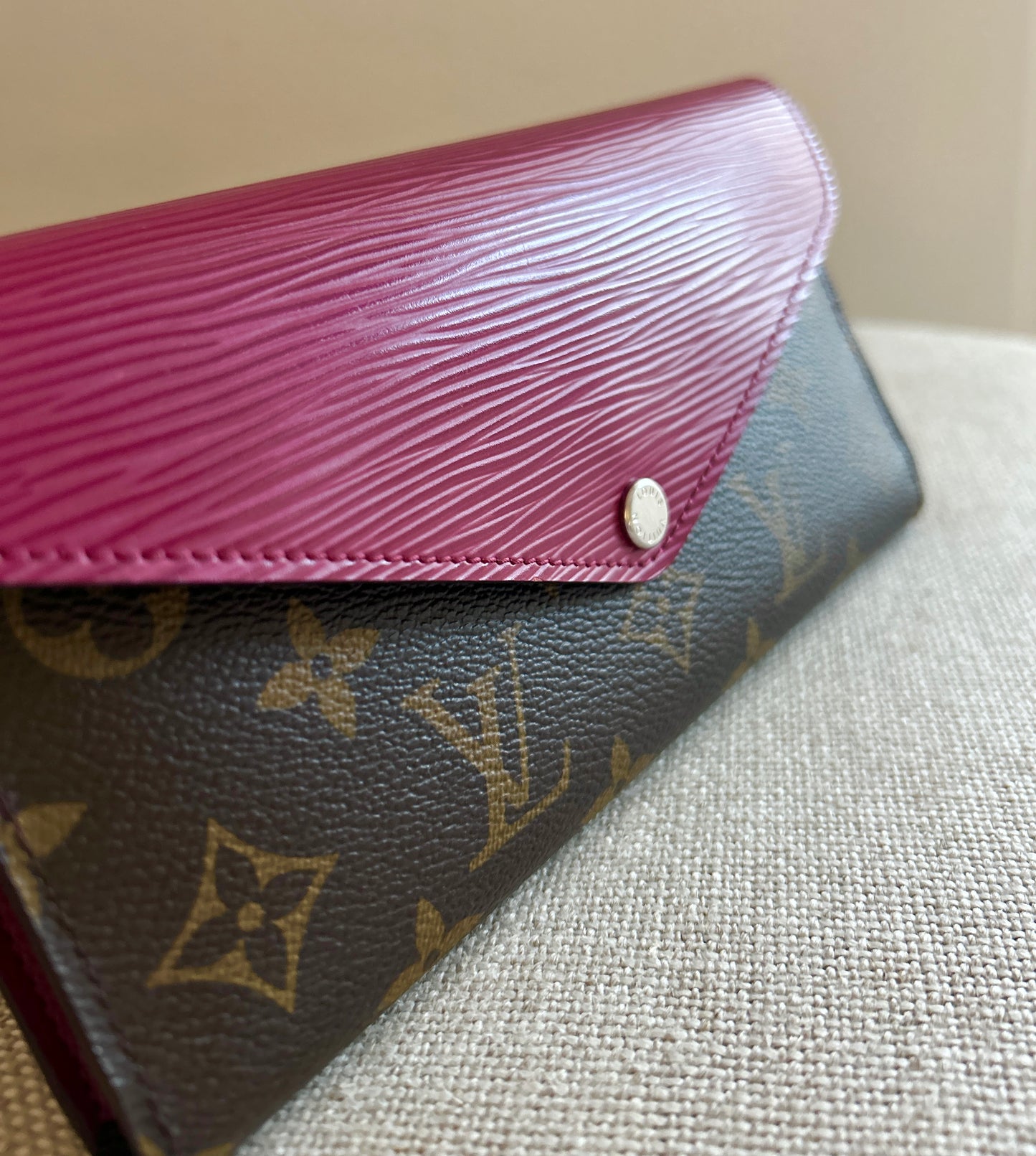 LOUIS VUITTON
Monogram Epi Marie-Lou Long Wallet Fuchsia (Pivone)