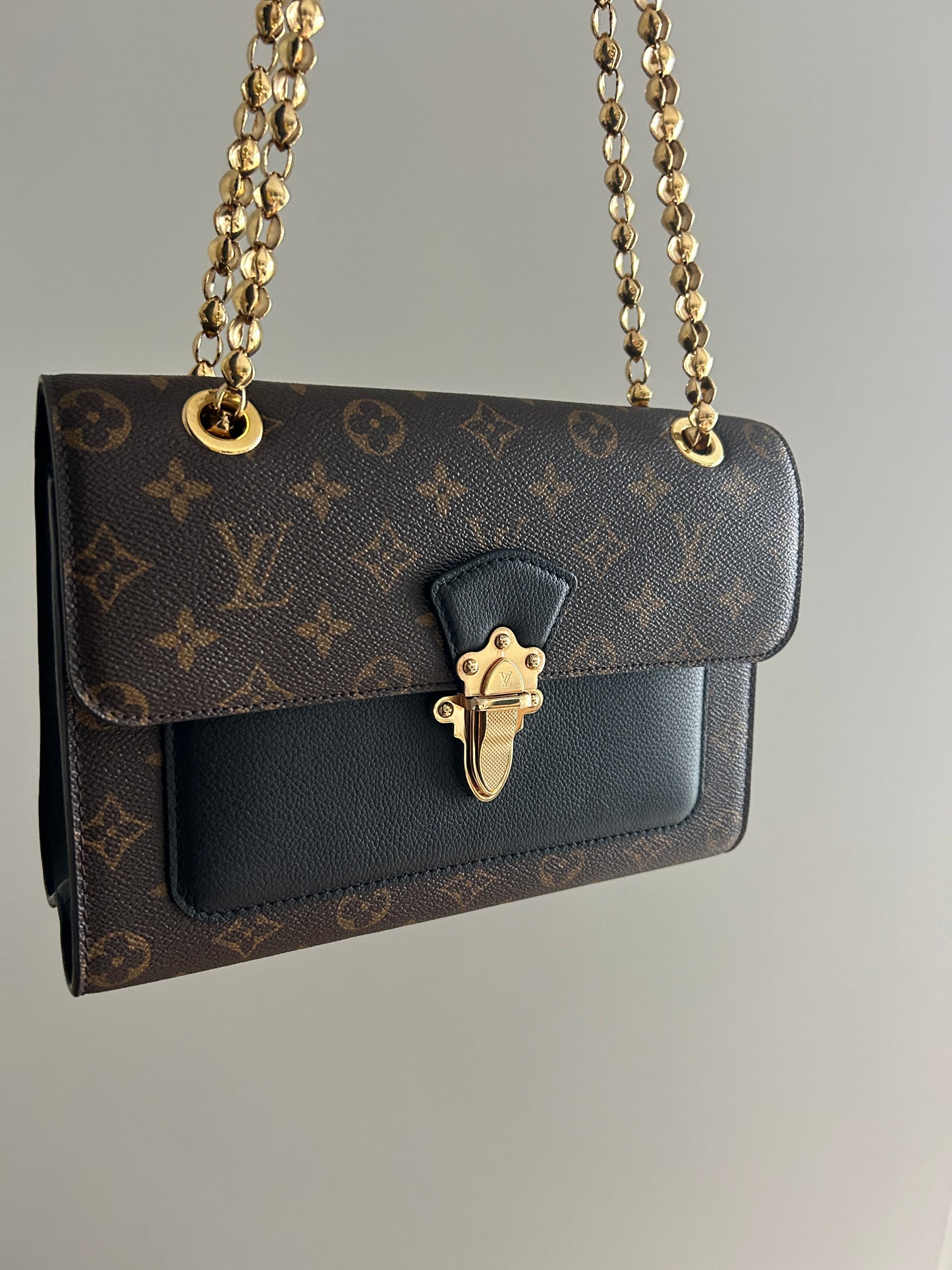 LOUIS VUITTON
Monogram Canvas Black Victoire Bag