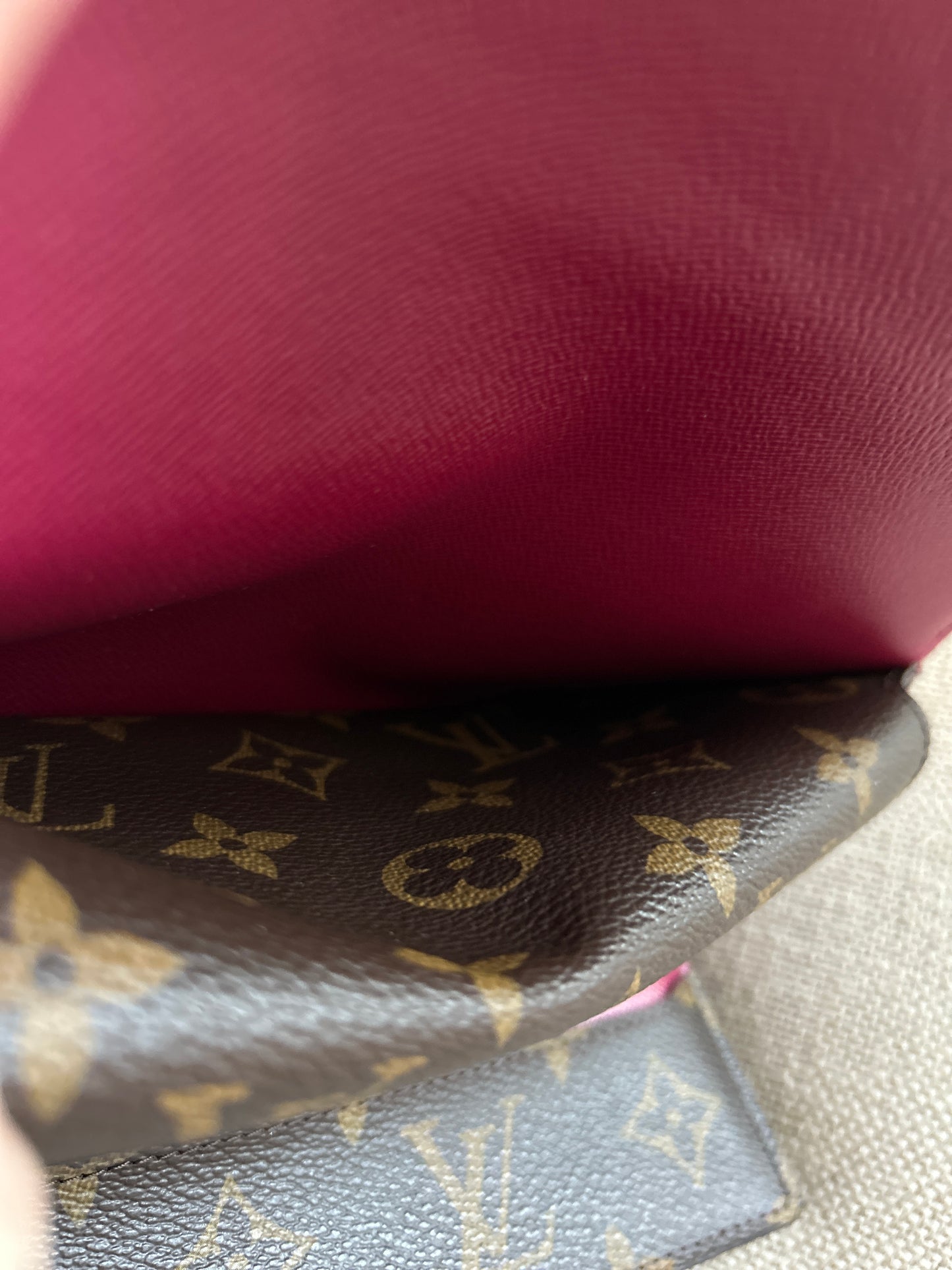 LOUIS VUITTON
Monogram Epi Marie-Lou Long Wallet Fuchsia (Pivone)