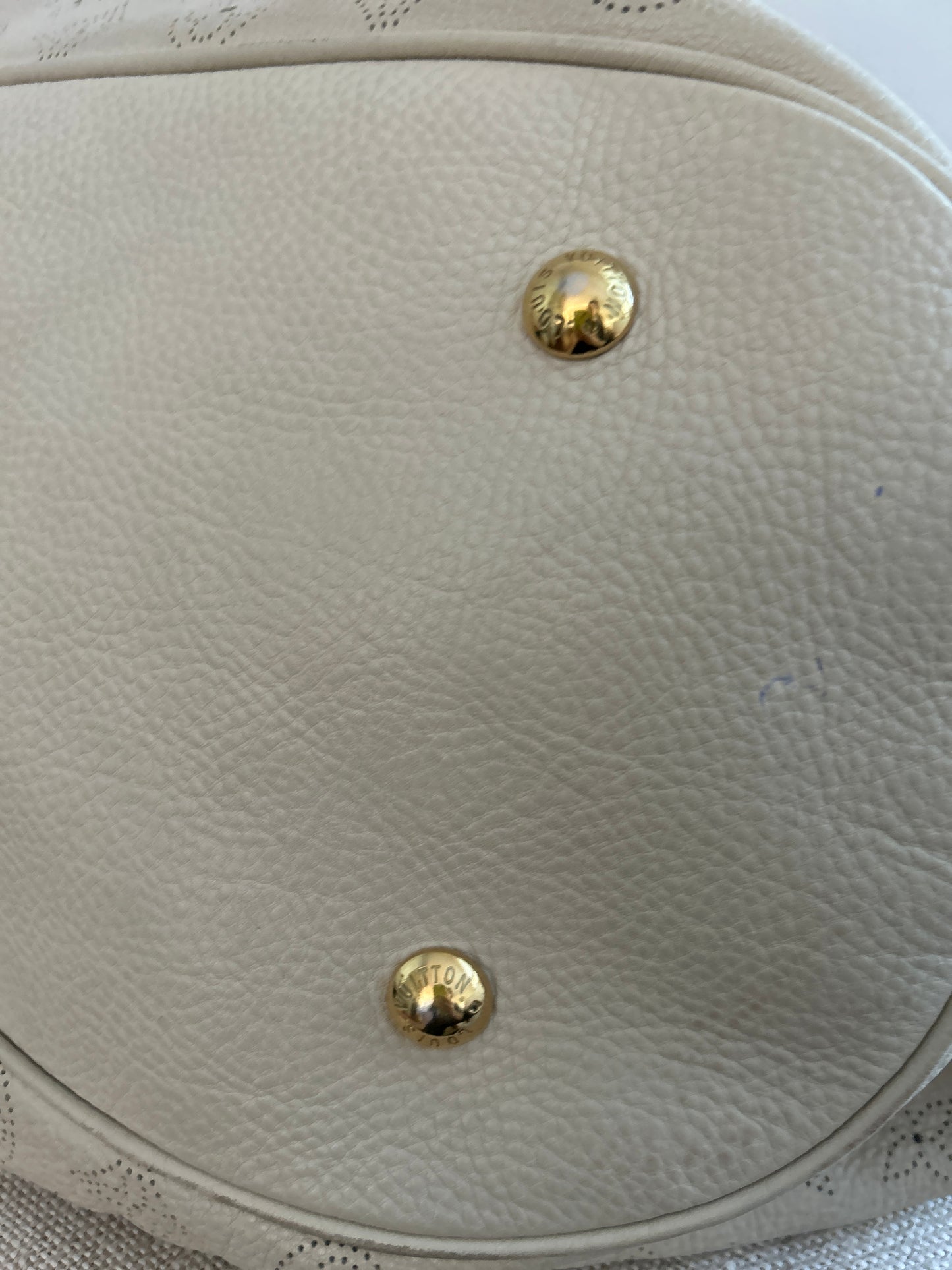 Gris Pearl Mahina Louis Vuitton L Hobo