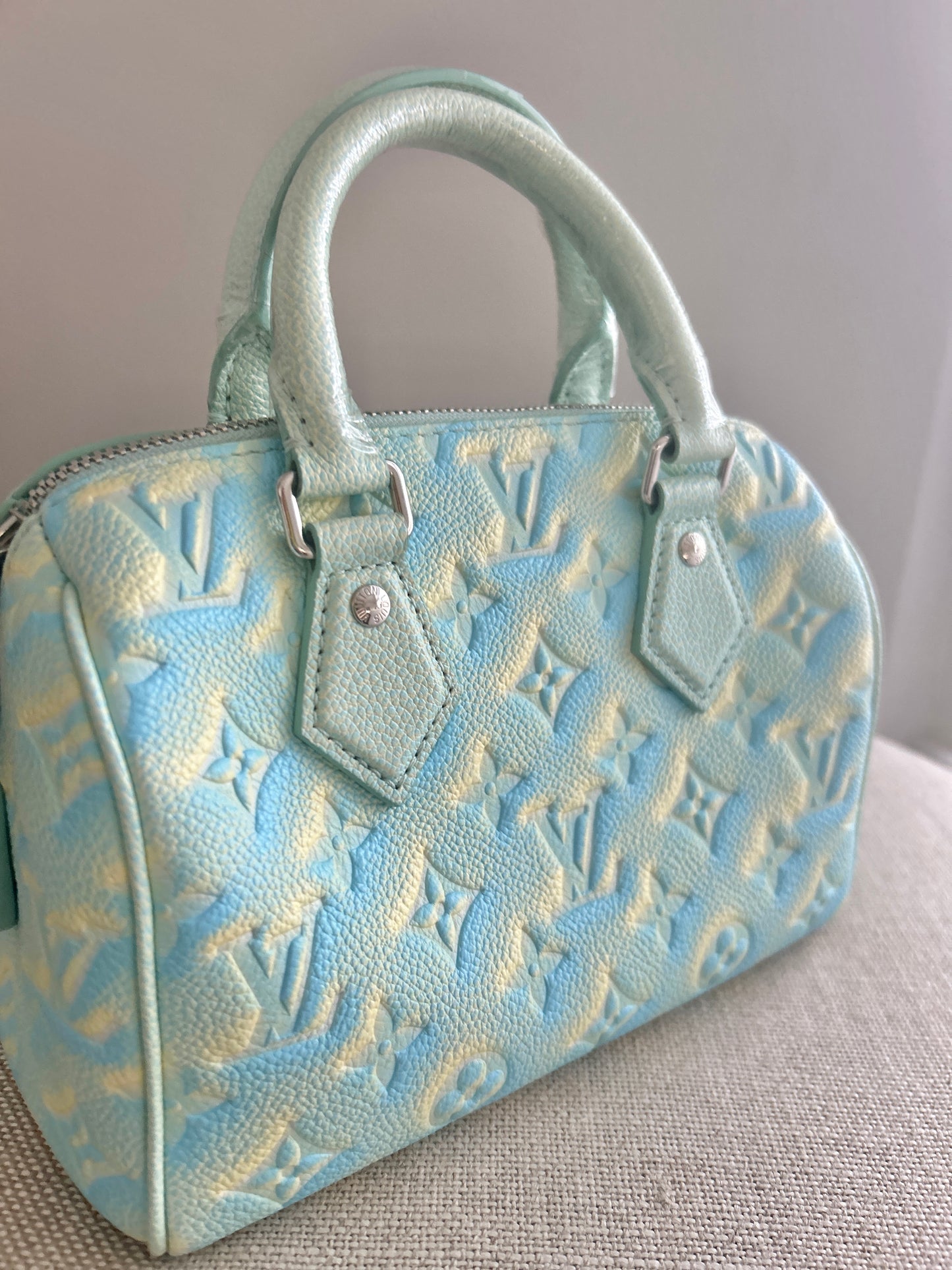 LOUIS VUITTON
Empreinte Monogram Summer Stardust Speedy 20 Water Green (Limited Edition)