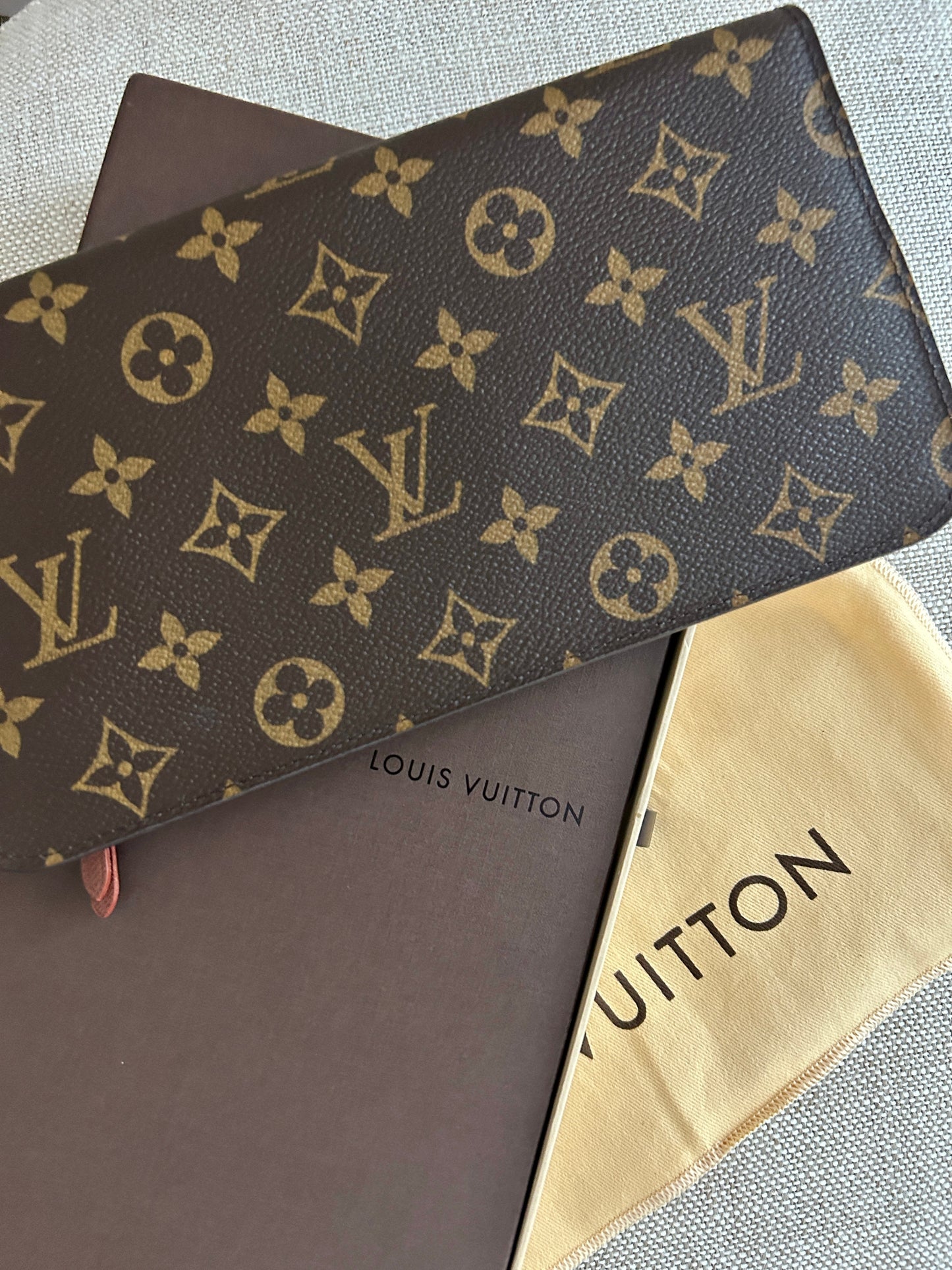 LOUIS VUITTON 
Monogram Insolite Organizer Wallet - Monogram