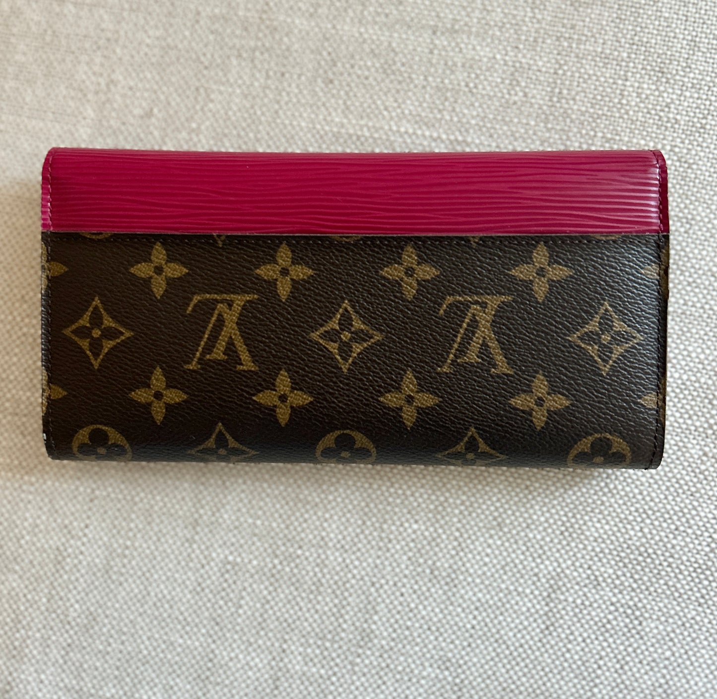 LOUIS VUITTON
Monogram Epi Marie-Lou Long Wallet Fuchsia (Pivone)