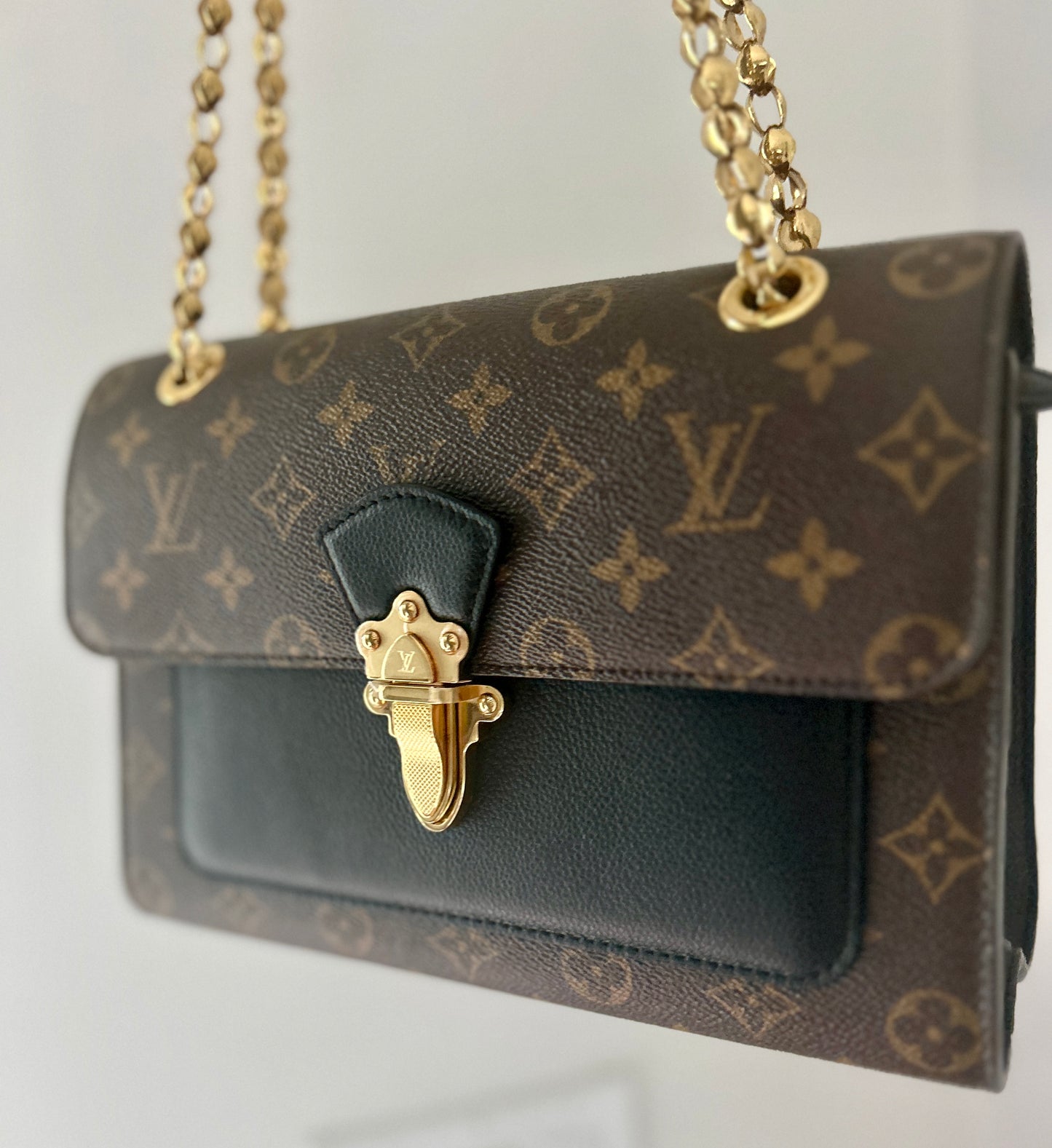 LOUIS VUITTON
Monogram Canvas Black Victoire Bag