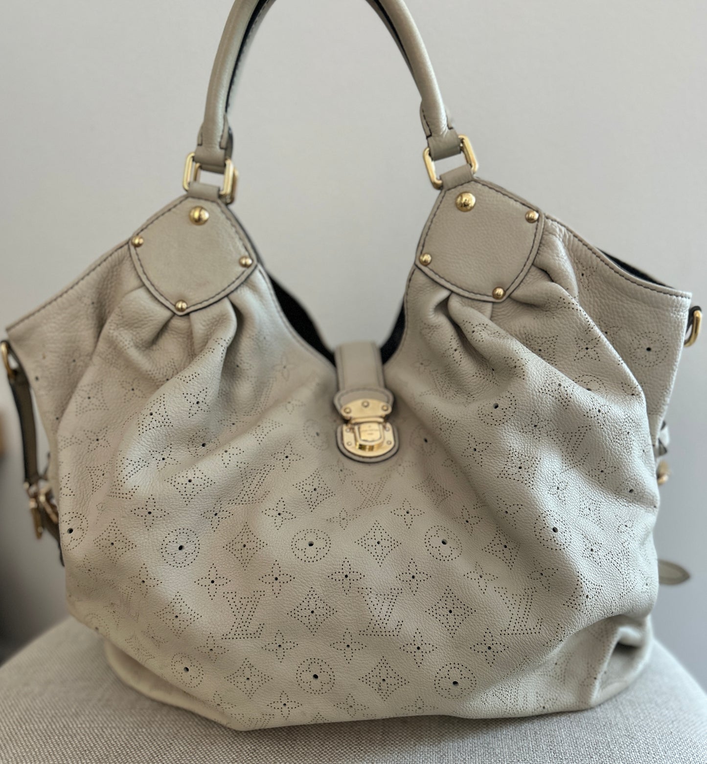 Gris Pearl Mahina Louis Vuitton L Hobo