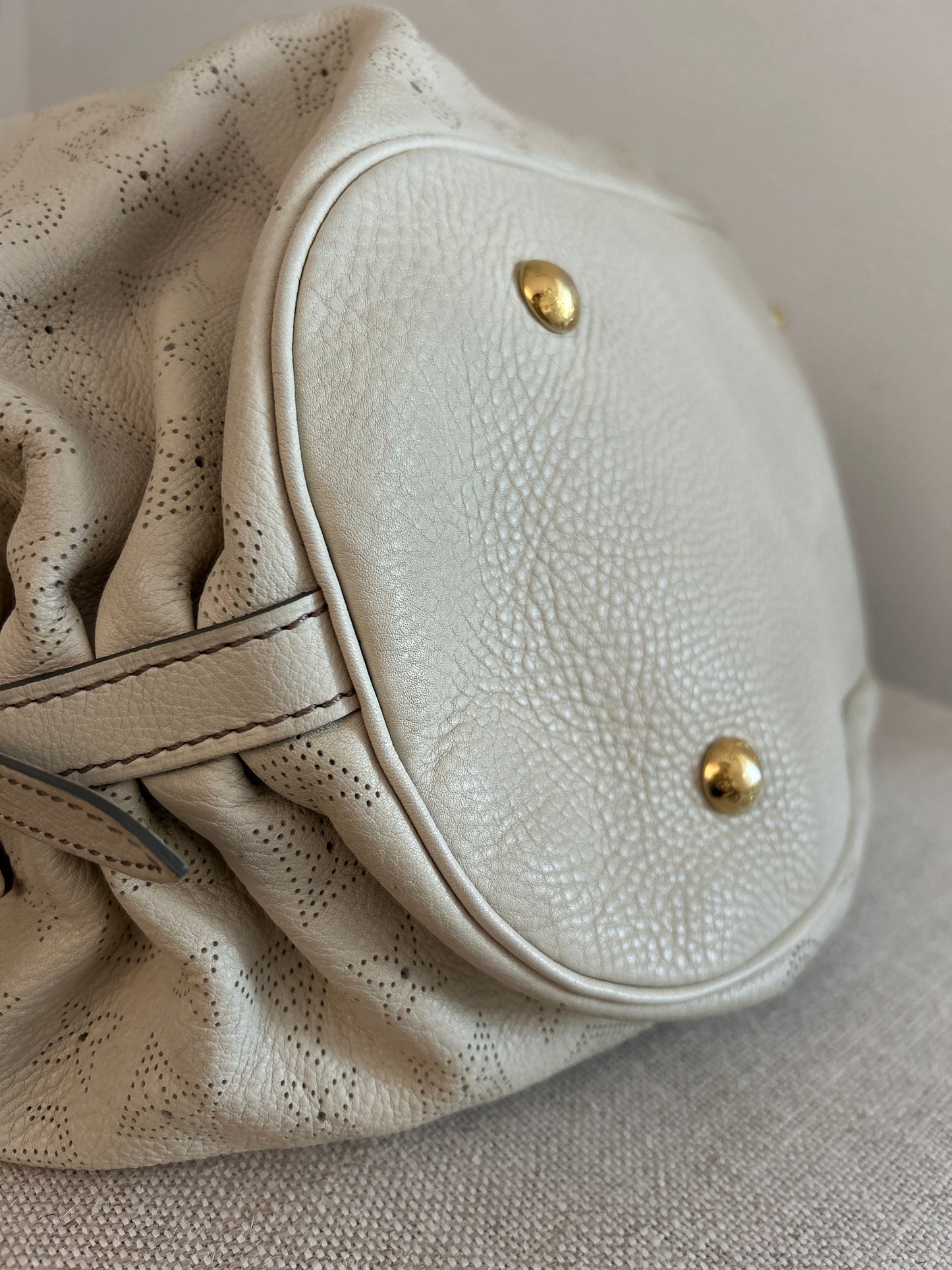 Gris Pearl Mahina Louis Vuitton L Hobo