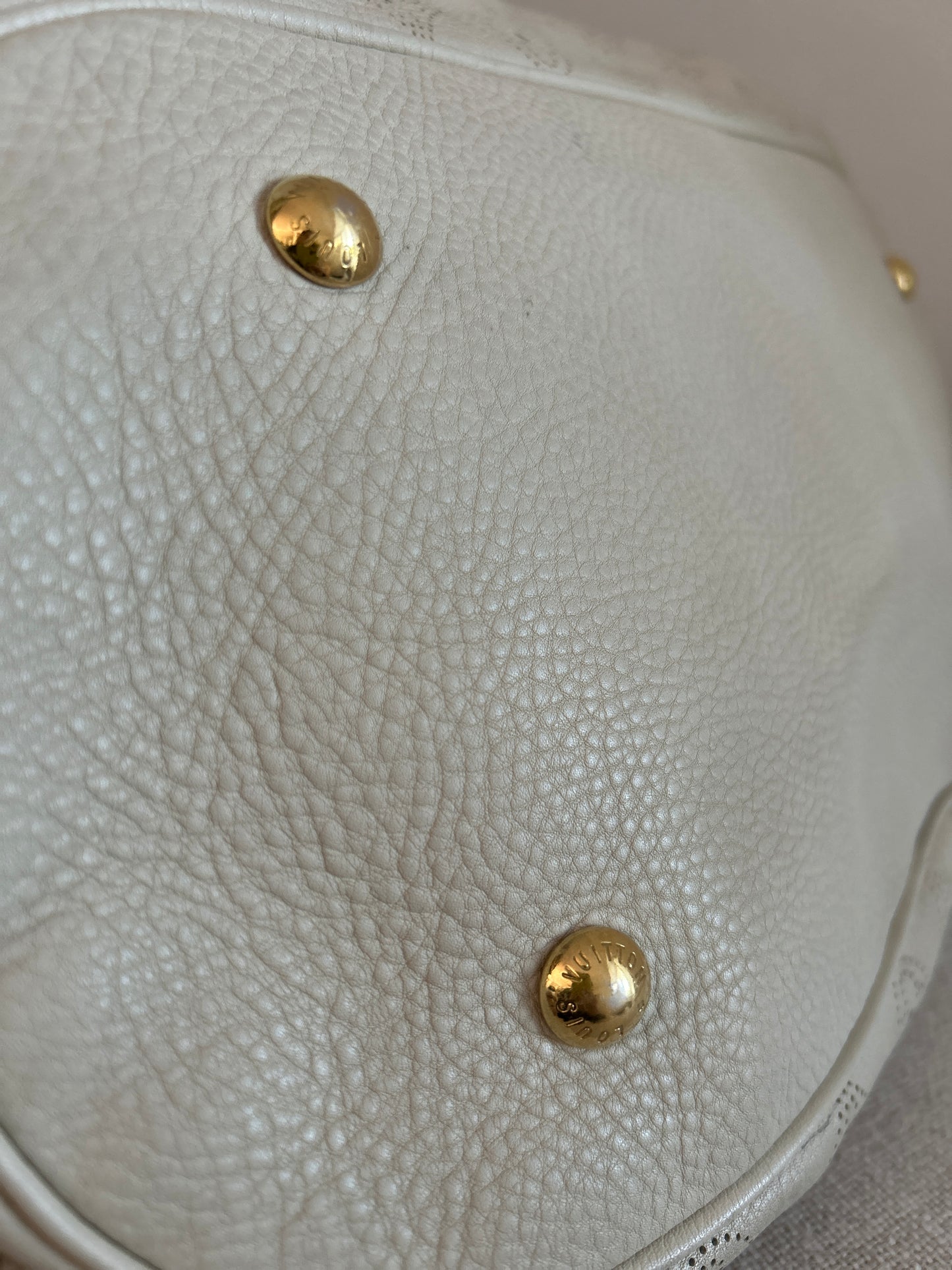 Gris Pearl Mahina Louis Vuitton L Hobo