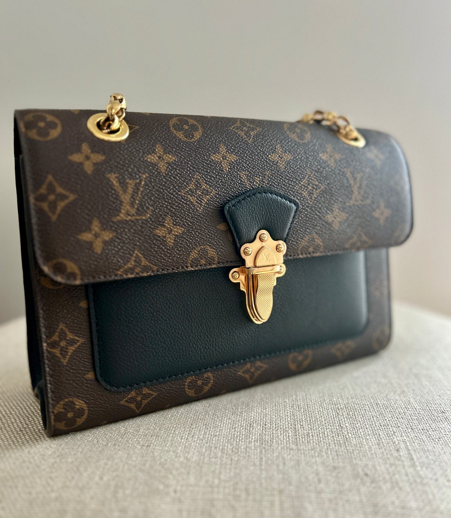 LOUIS VUITTON
Monogram Canvas Black Victoire Bag