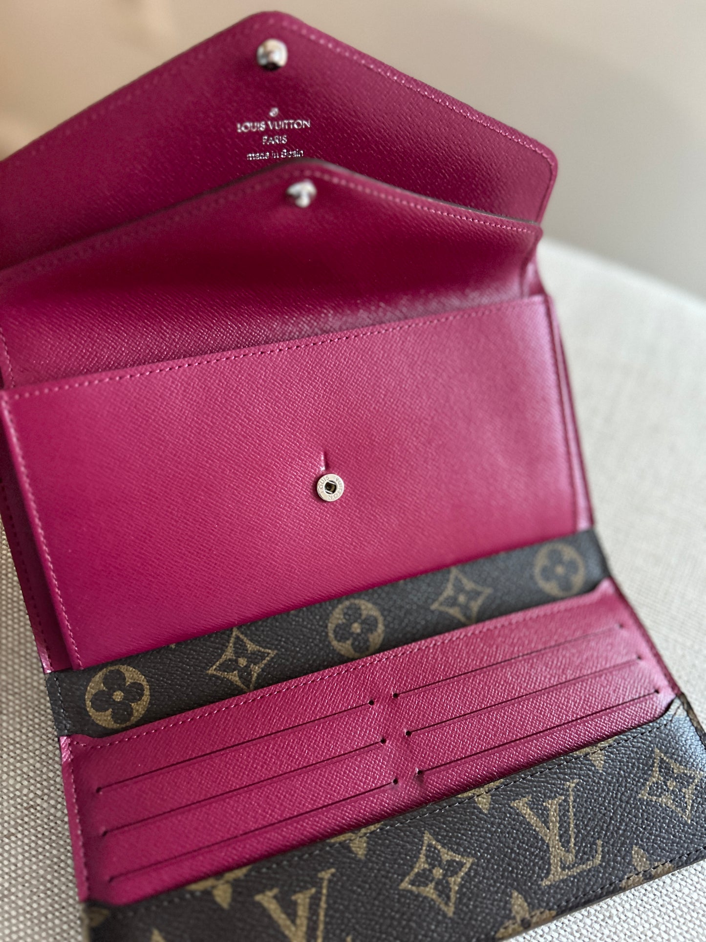 LOUIS VUITTON
Monogram Epi Marie-Lou Long Wallet Fuchsia (Pivone)