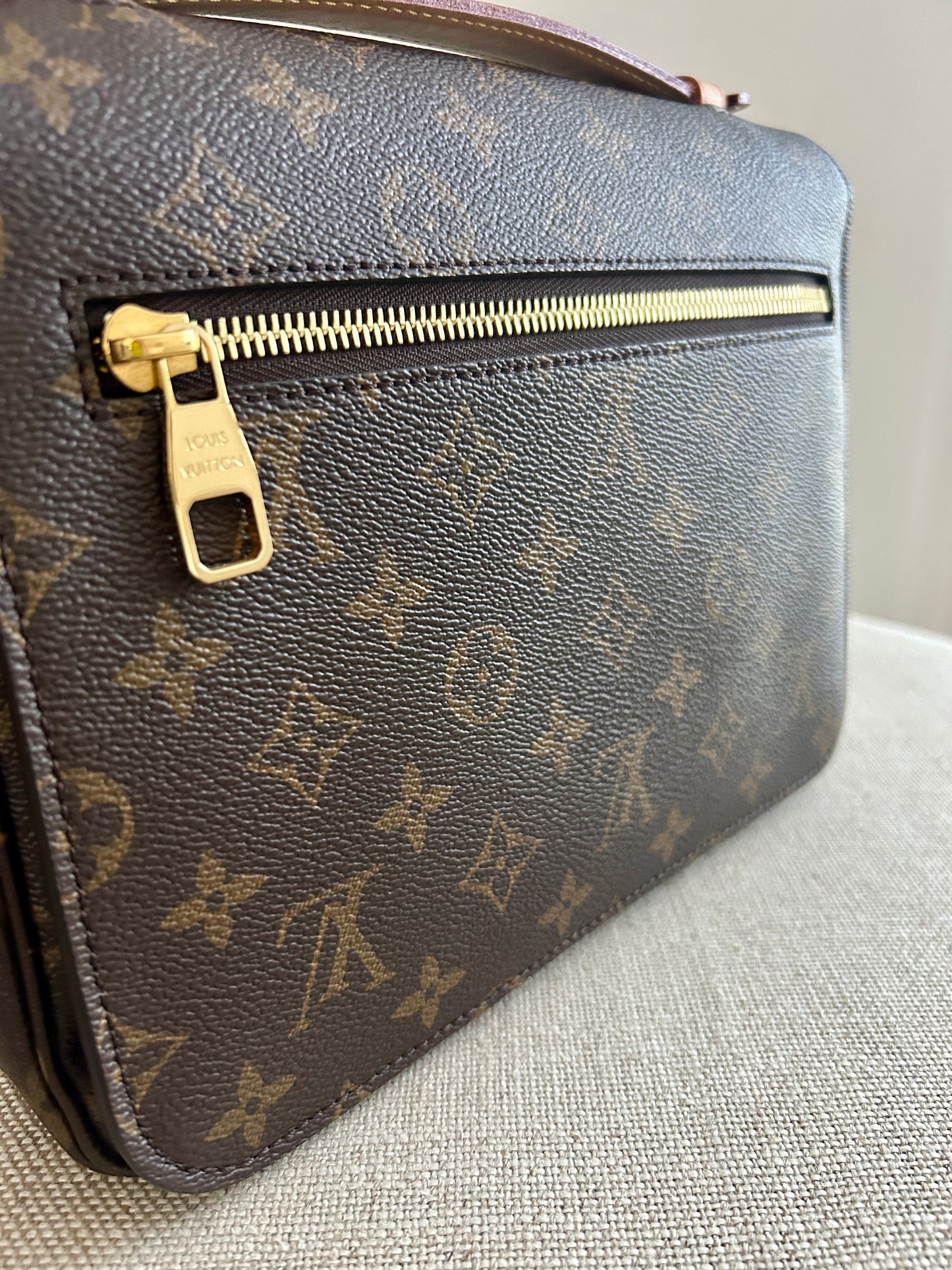 Louis Vuitton Pochette Métis in Monogram