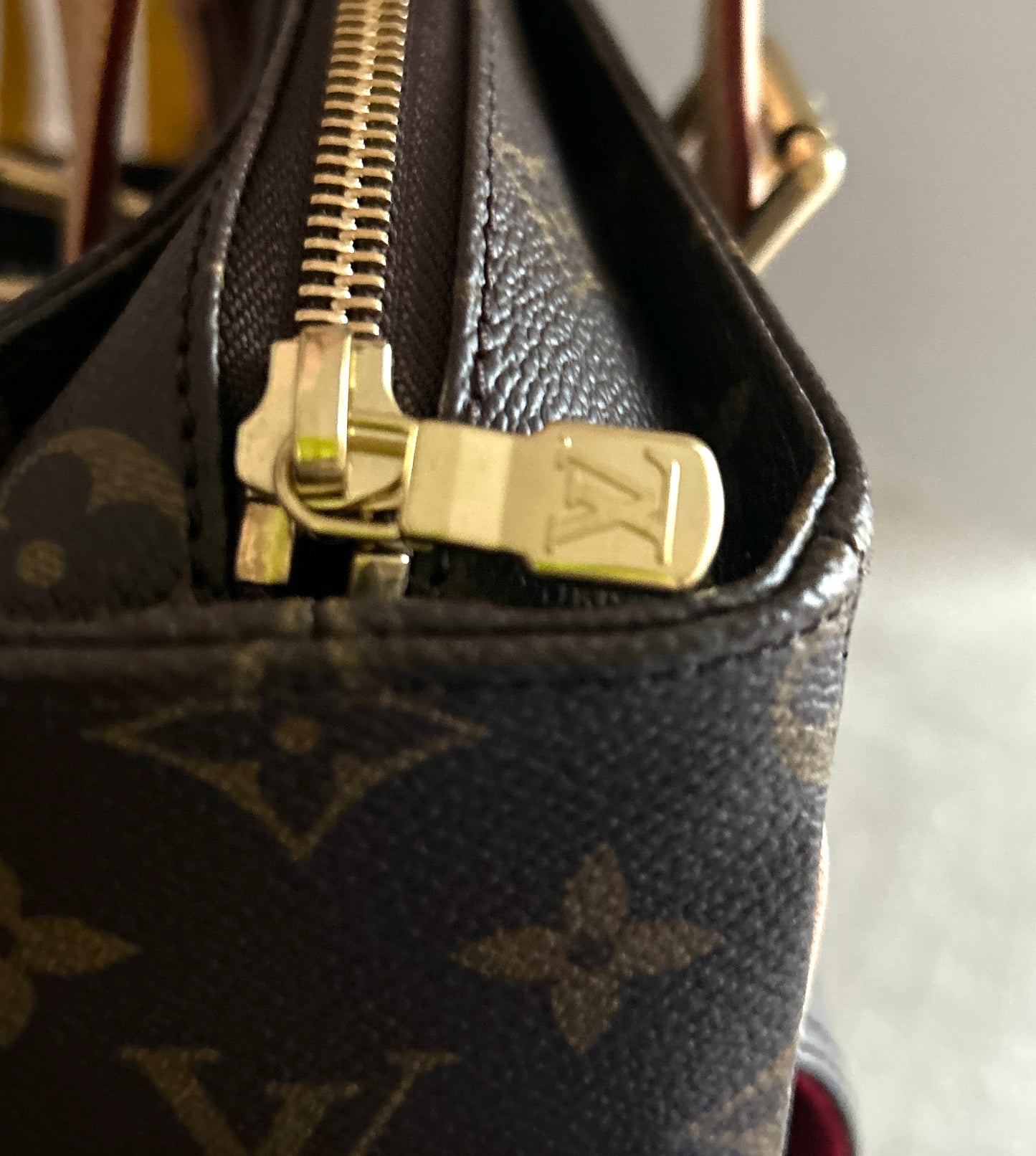 Louis Vuitton Multipli Cite Handbag in Monogram