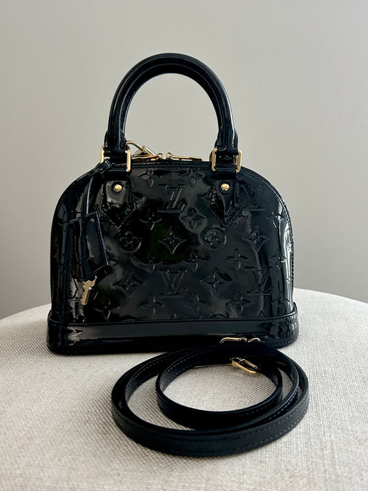 LOUIS VUITTON 
Vernis Alma BB Noir Magnetique