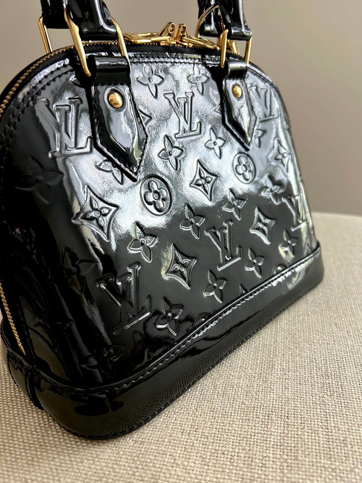 LOUIS VUITTON 
Vernis Alma BB Noir Magnetique