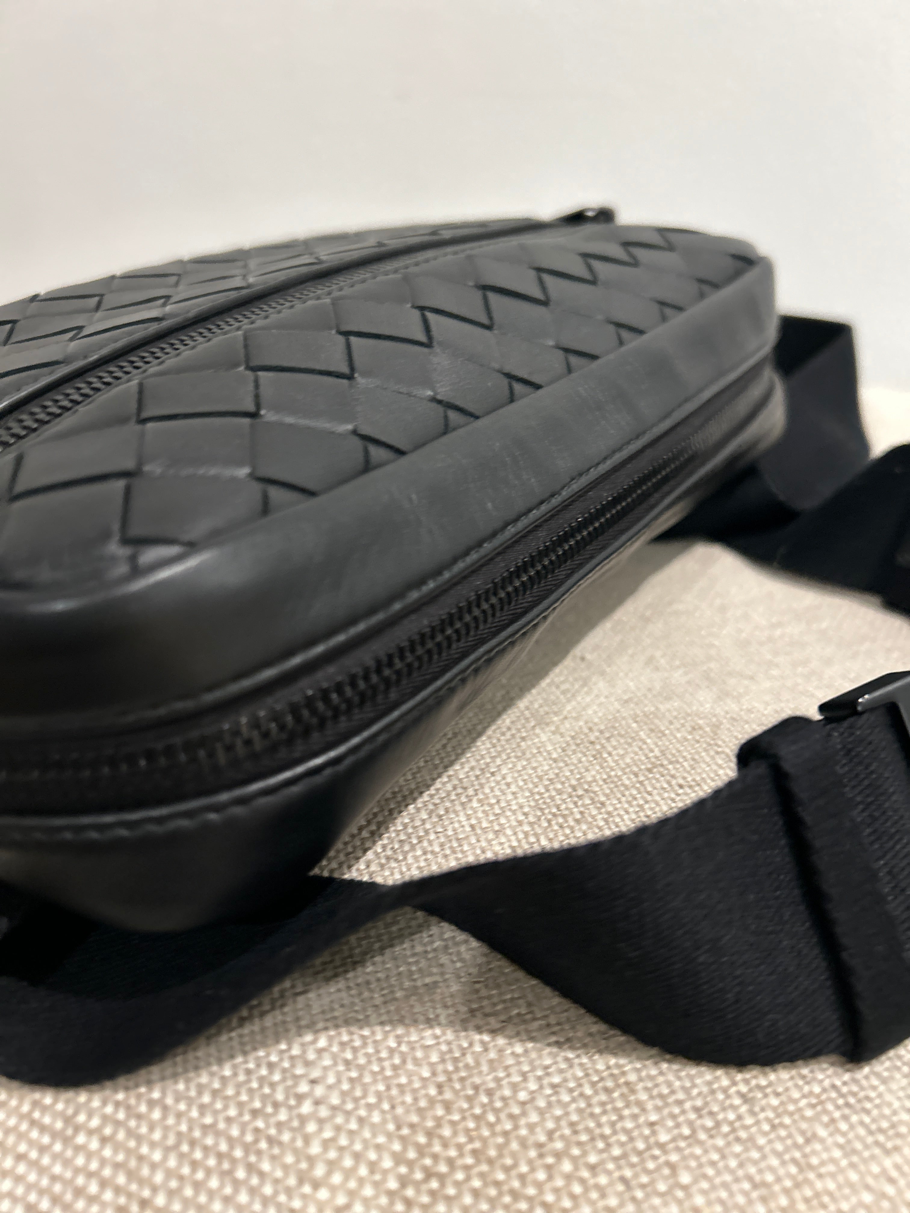 Bottega Veneta Body Bag Intrecciato Leather Black – lori's