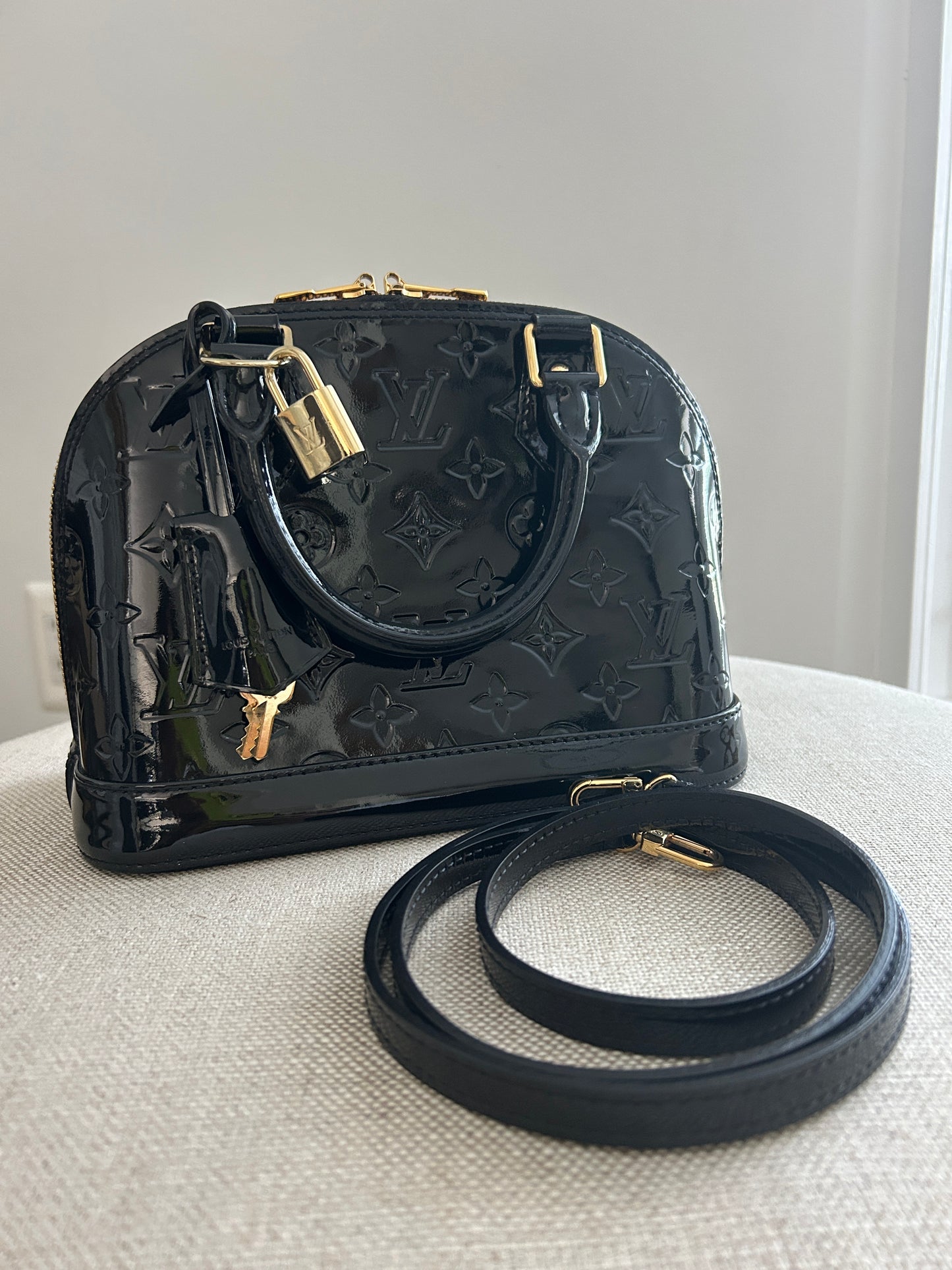 LOUIS VUITTON 
Vernis Alma BB Noir Magnetique