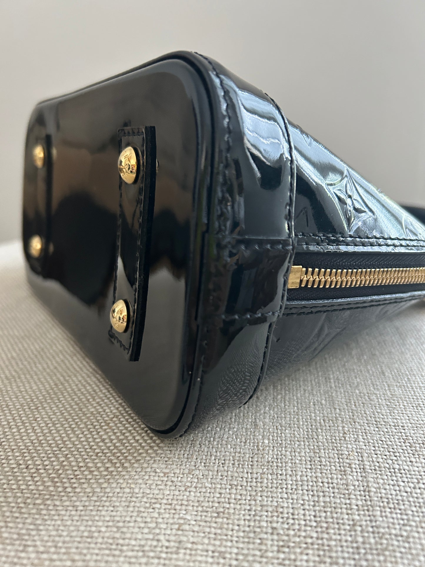 LOUIS VUITTON 
Vernis Alma BB Noir Magnetique